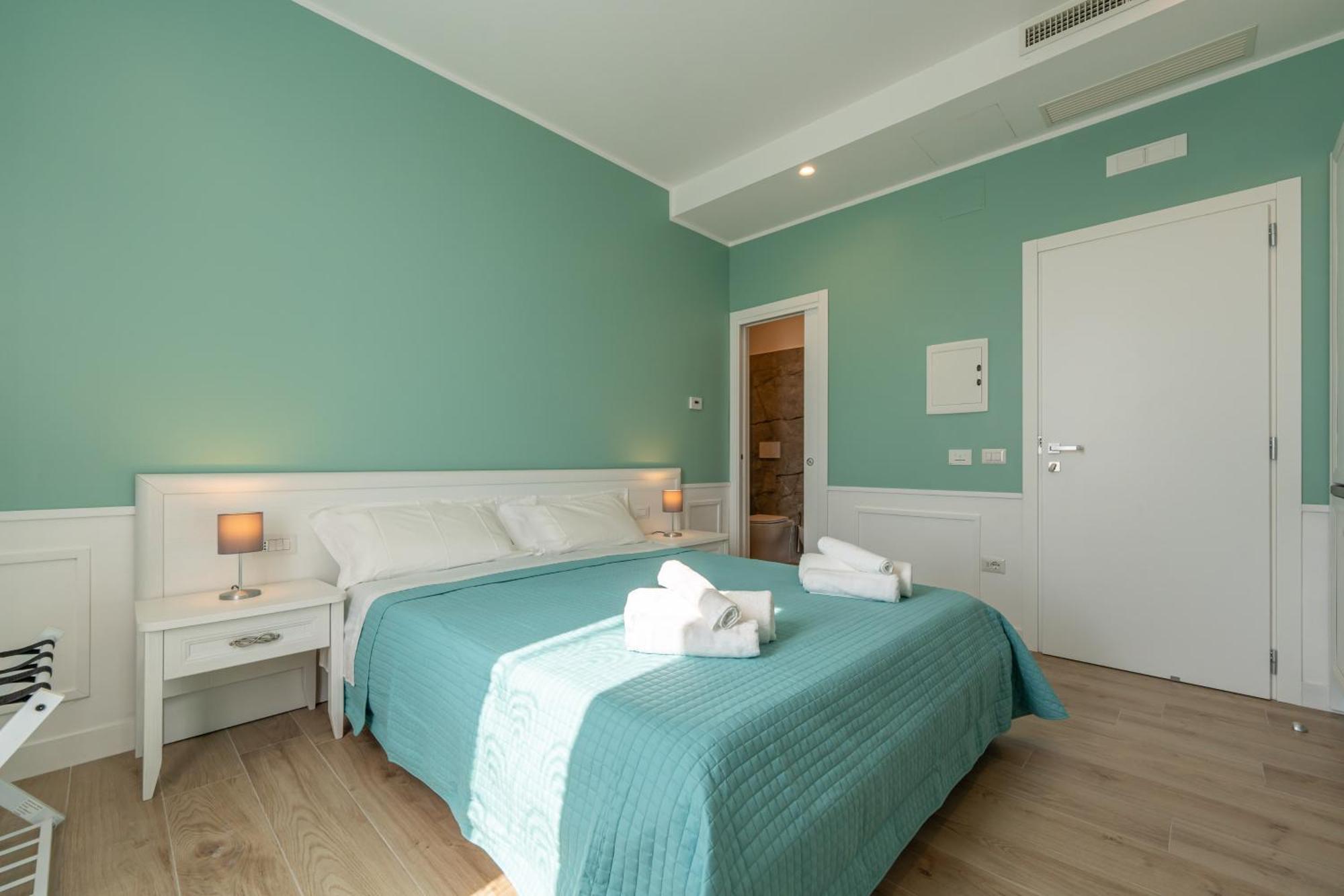 Daca Luxury Rooms Наполи Екстериор снимка