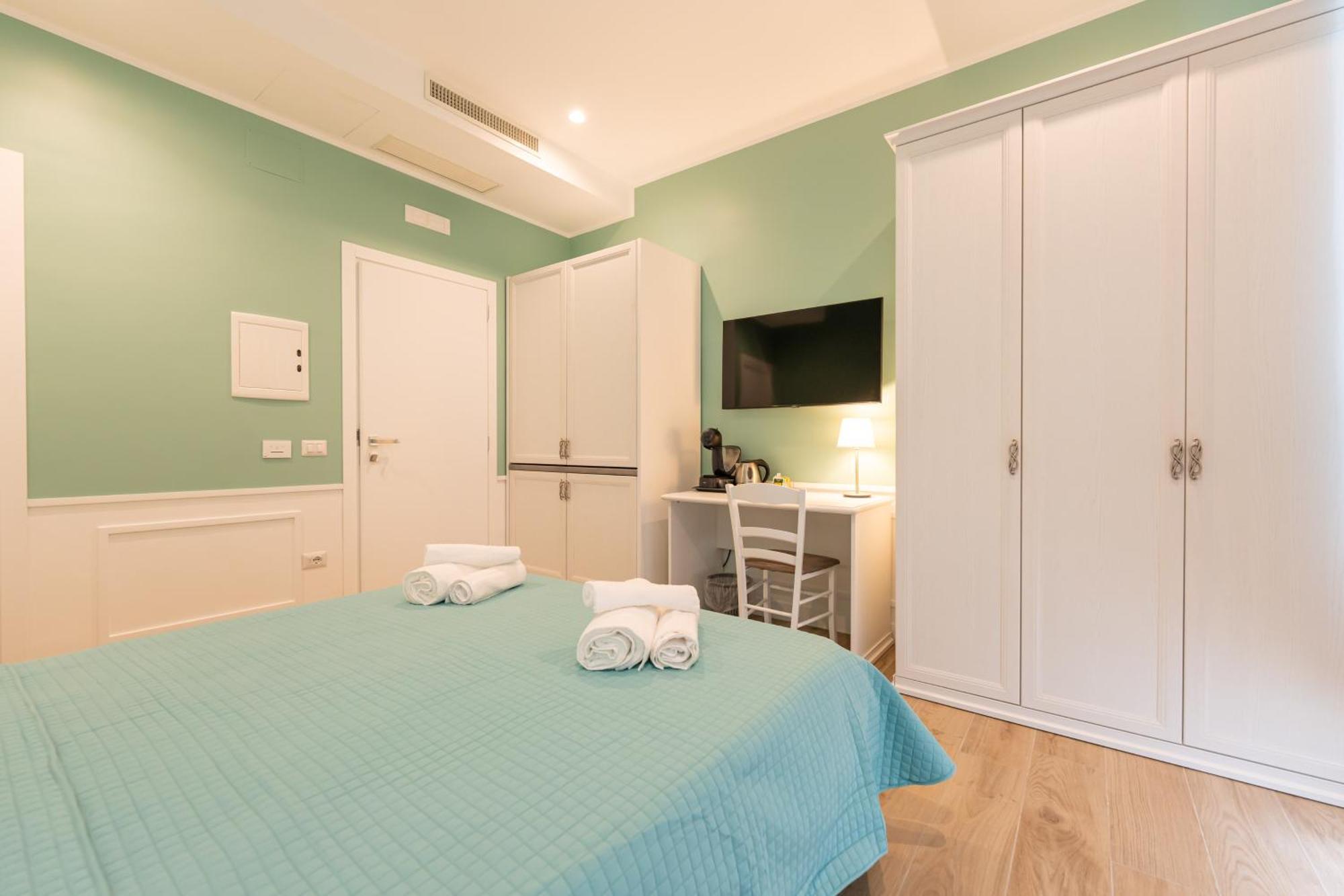 Daca Luxury Rooms Наполи Екстериор снимка