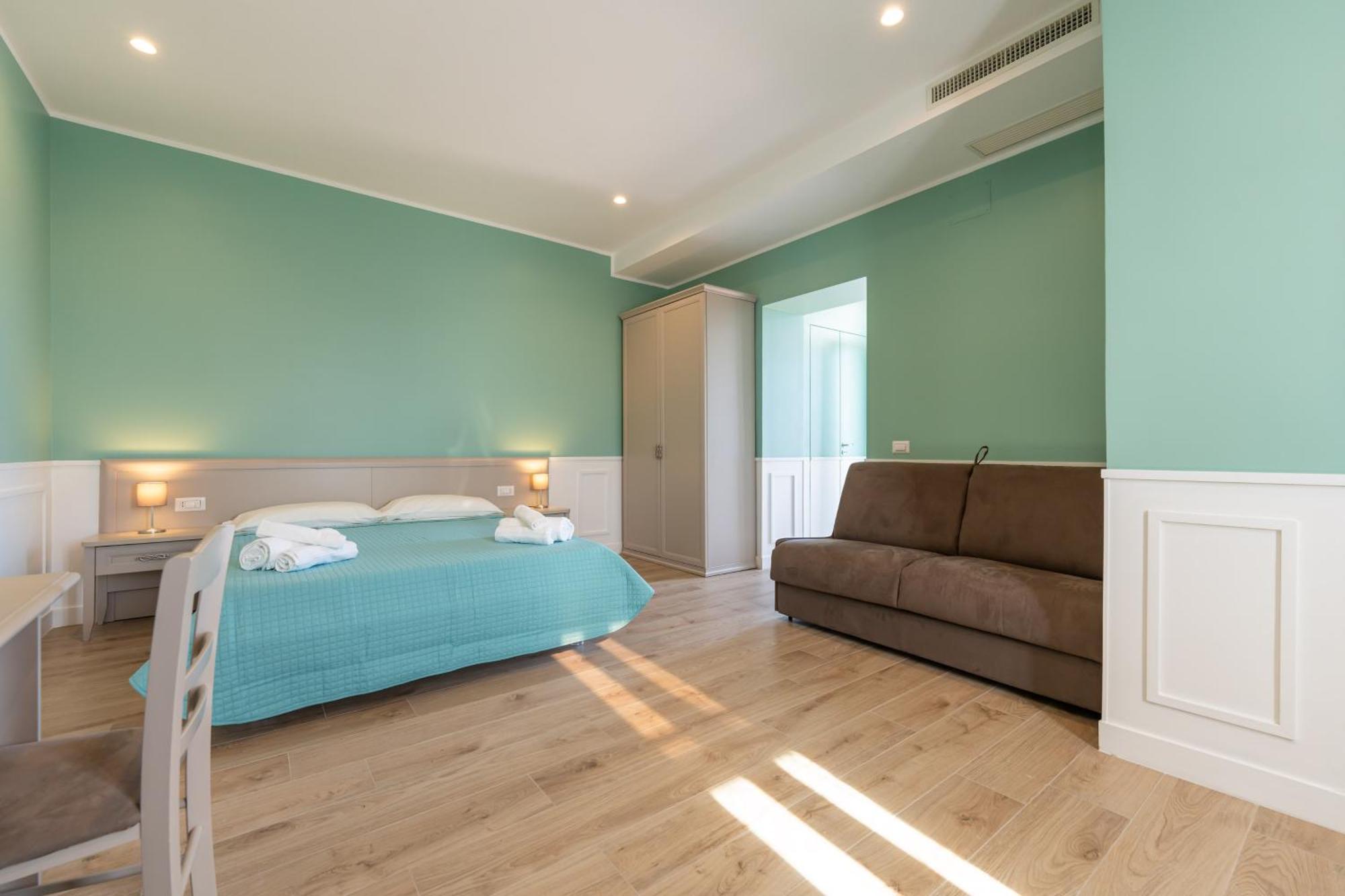 Daca Luxury Rooms Наполи Екстериор снимка
