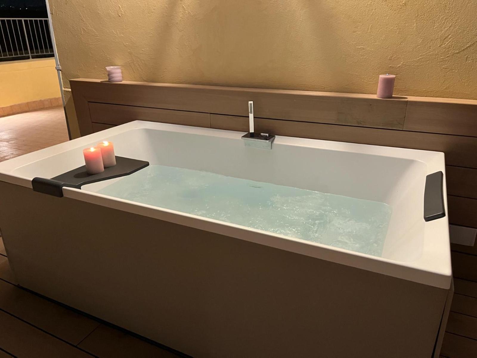 Daca Luxury Rooms Наполи Екстериор снимка