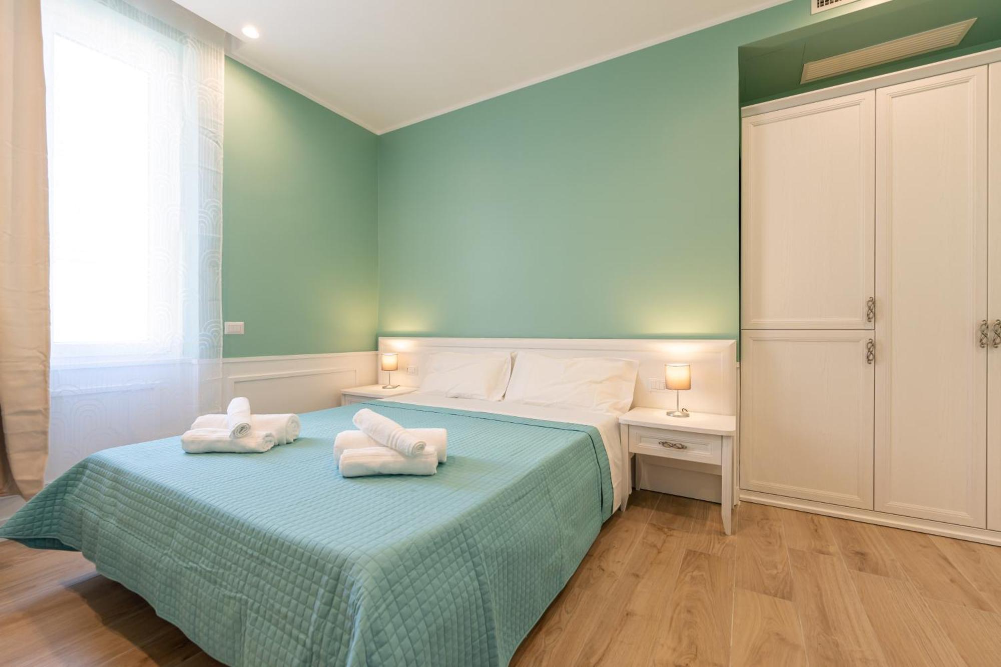 Daca Luxury Rooms Наполи Екстериор снимка