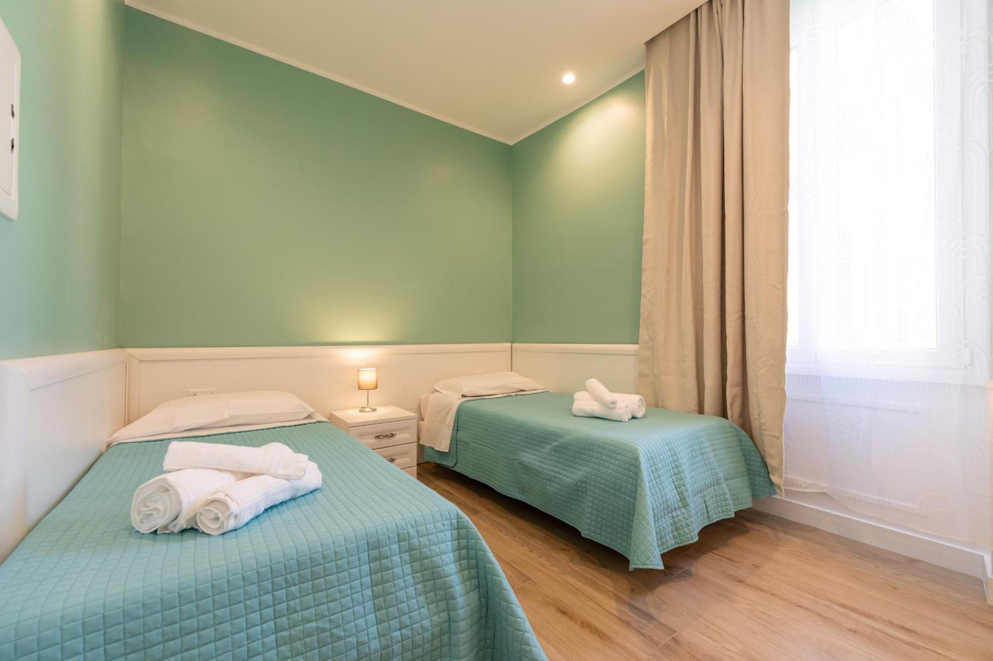 Daca Luxury Rooms Наполи Екстериор снимка