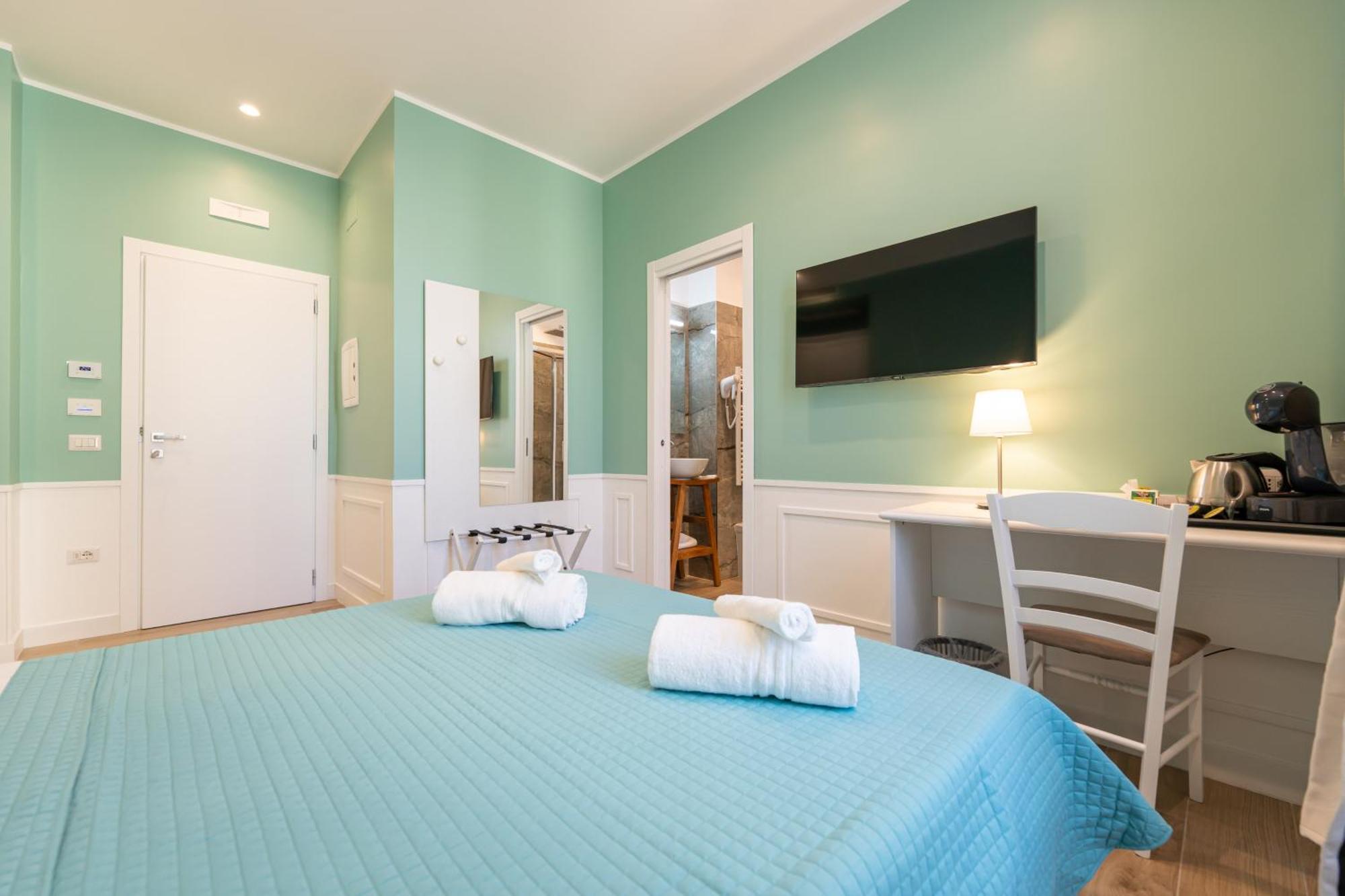 Daca Luxury Rooms Наполи Екстериор снимка
