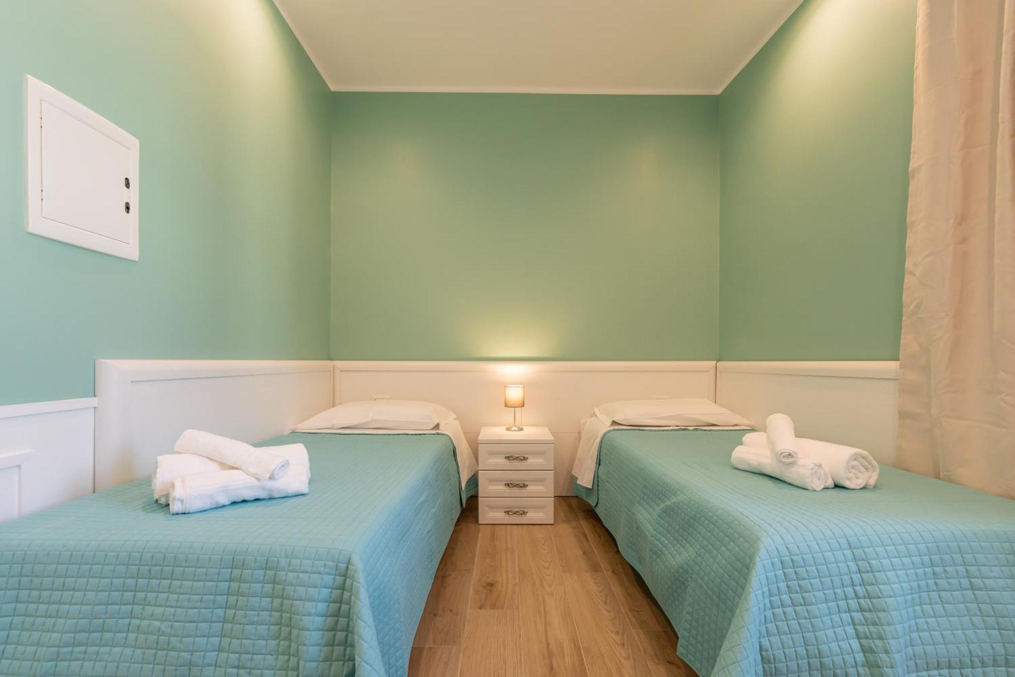 Daca Luxury Rooms Наполи Екстериор снимка