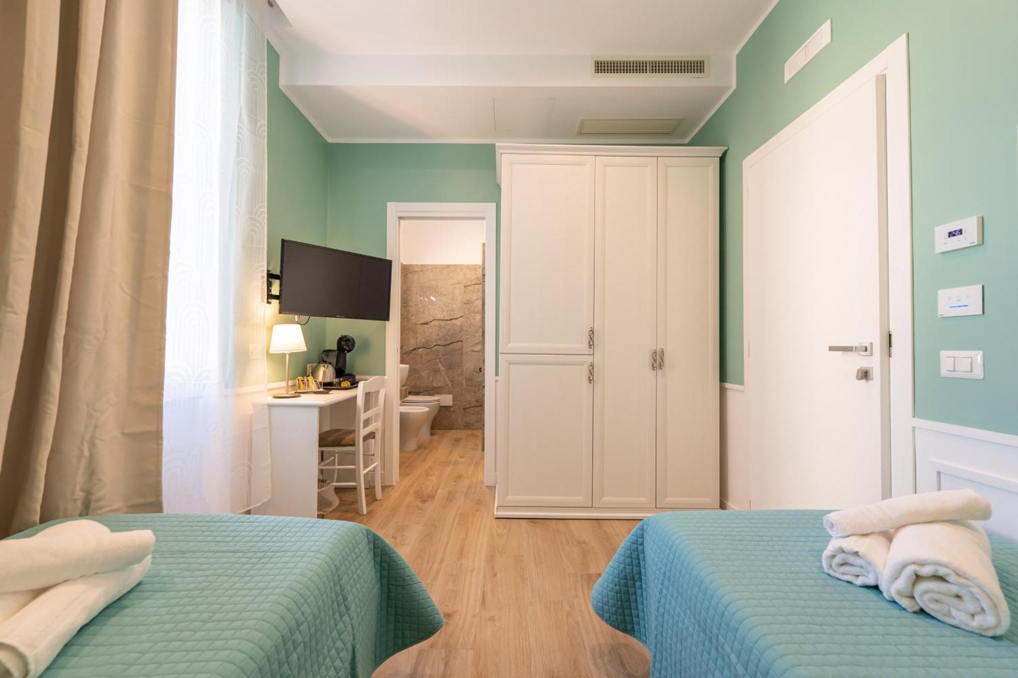 Daca Luxury Rooms Наполи Екстериор снимка