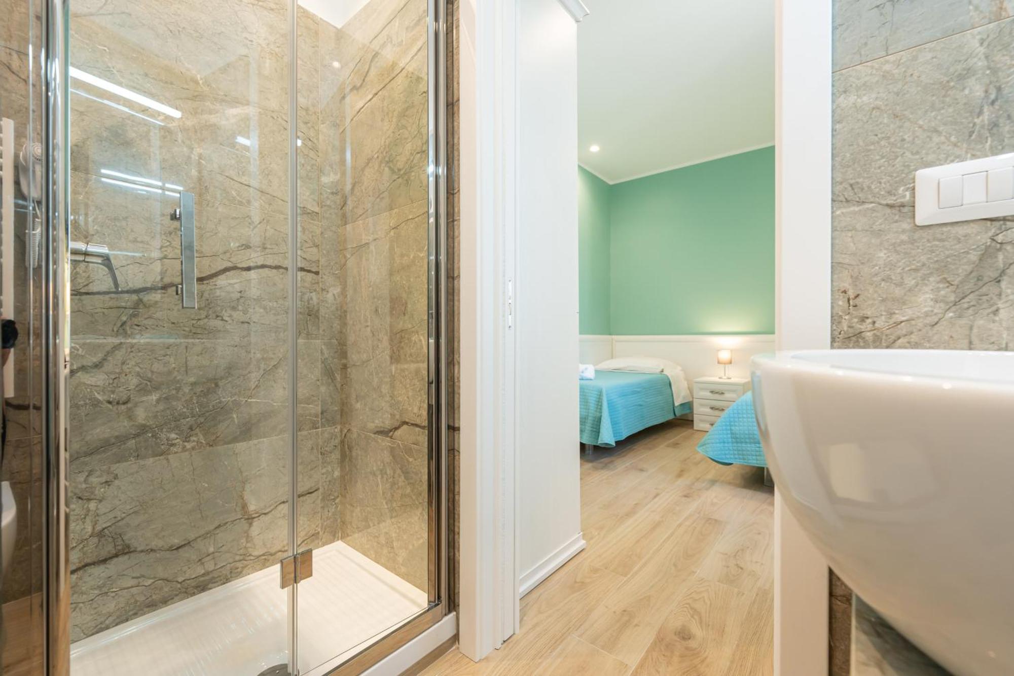Daca Luxury Rooms Наполи Екстериор снимка