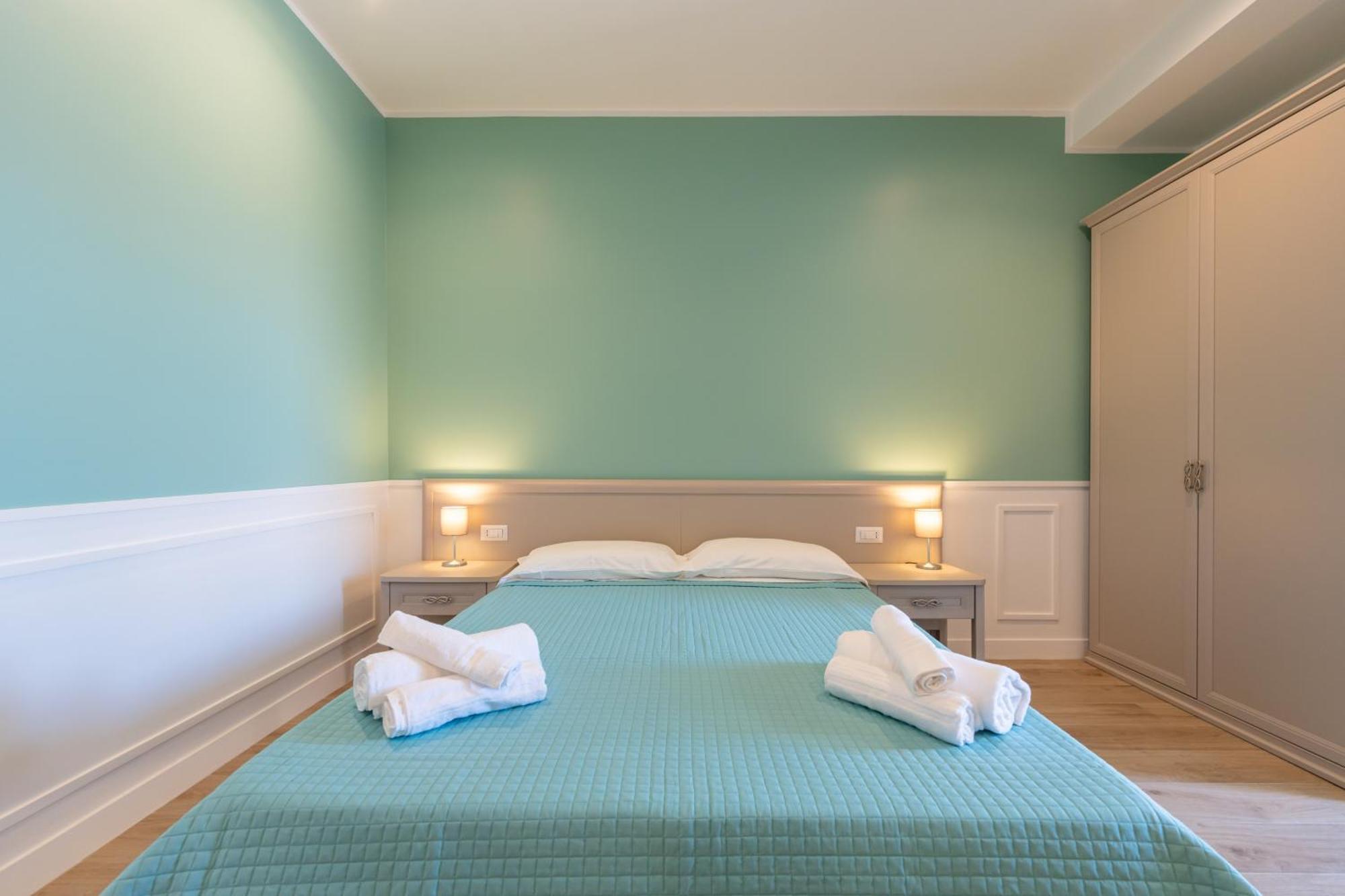 Daca Luxury Rooms Наполи Екстериор снимка