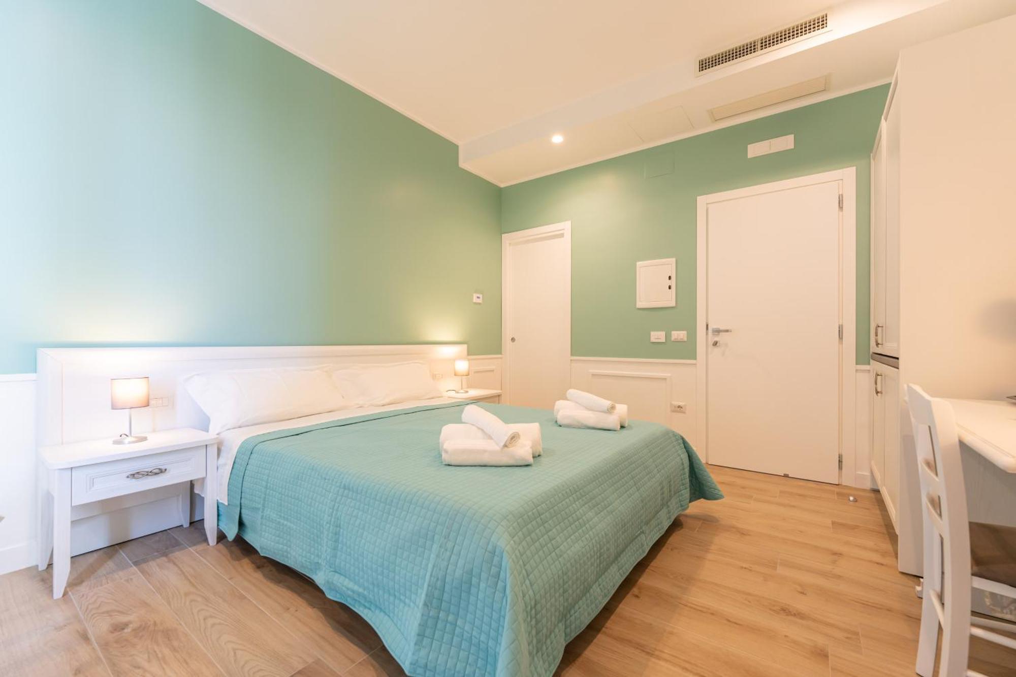Daca Luxury Rooms Наполи Екстериор снимка