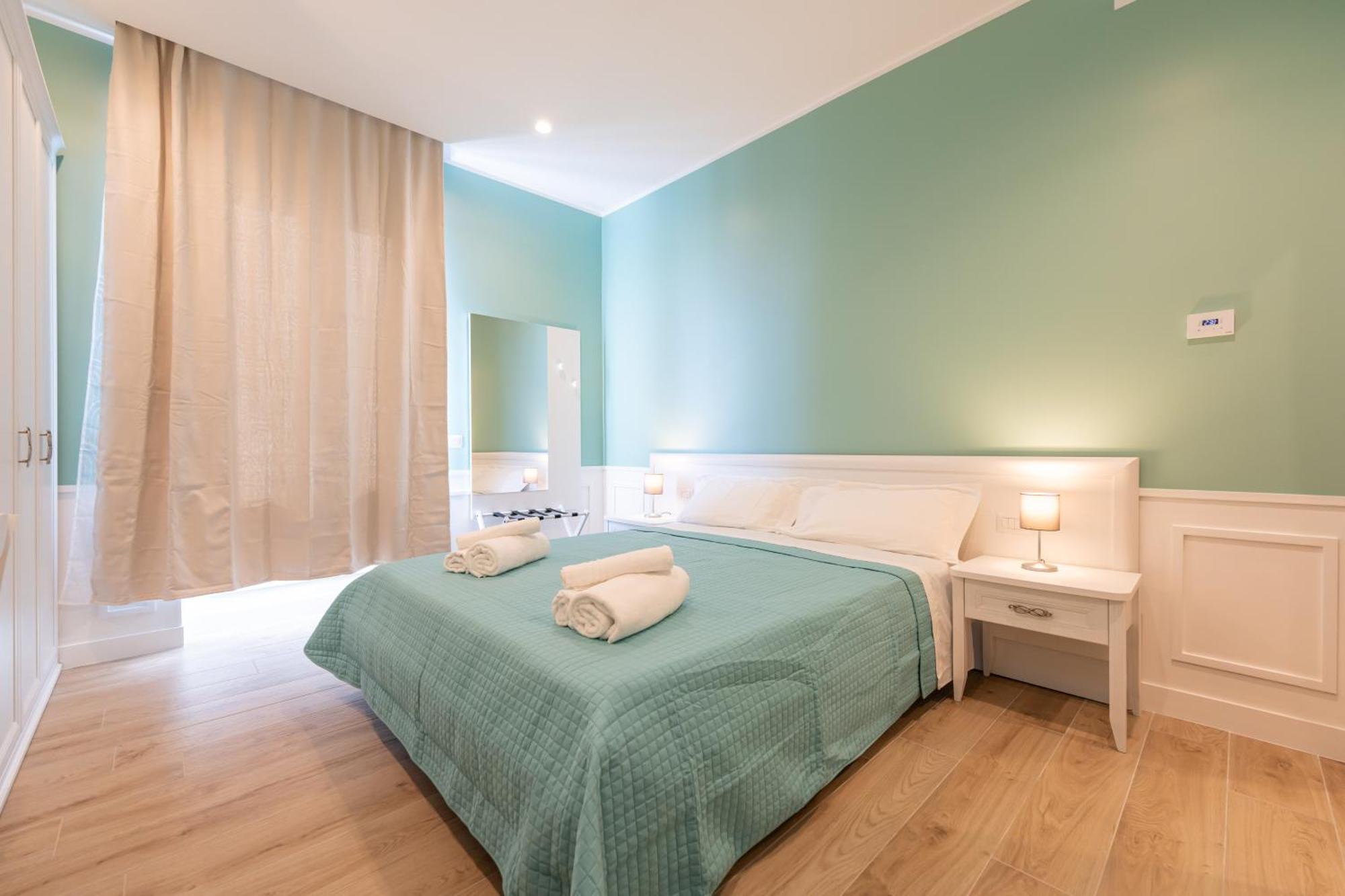 Daca Luxury Rooms Наполи Екстериор снимка