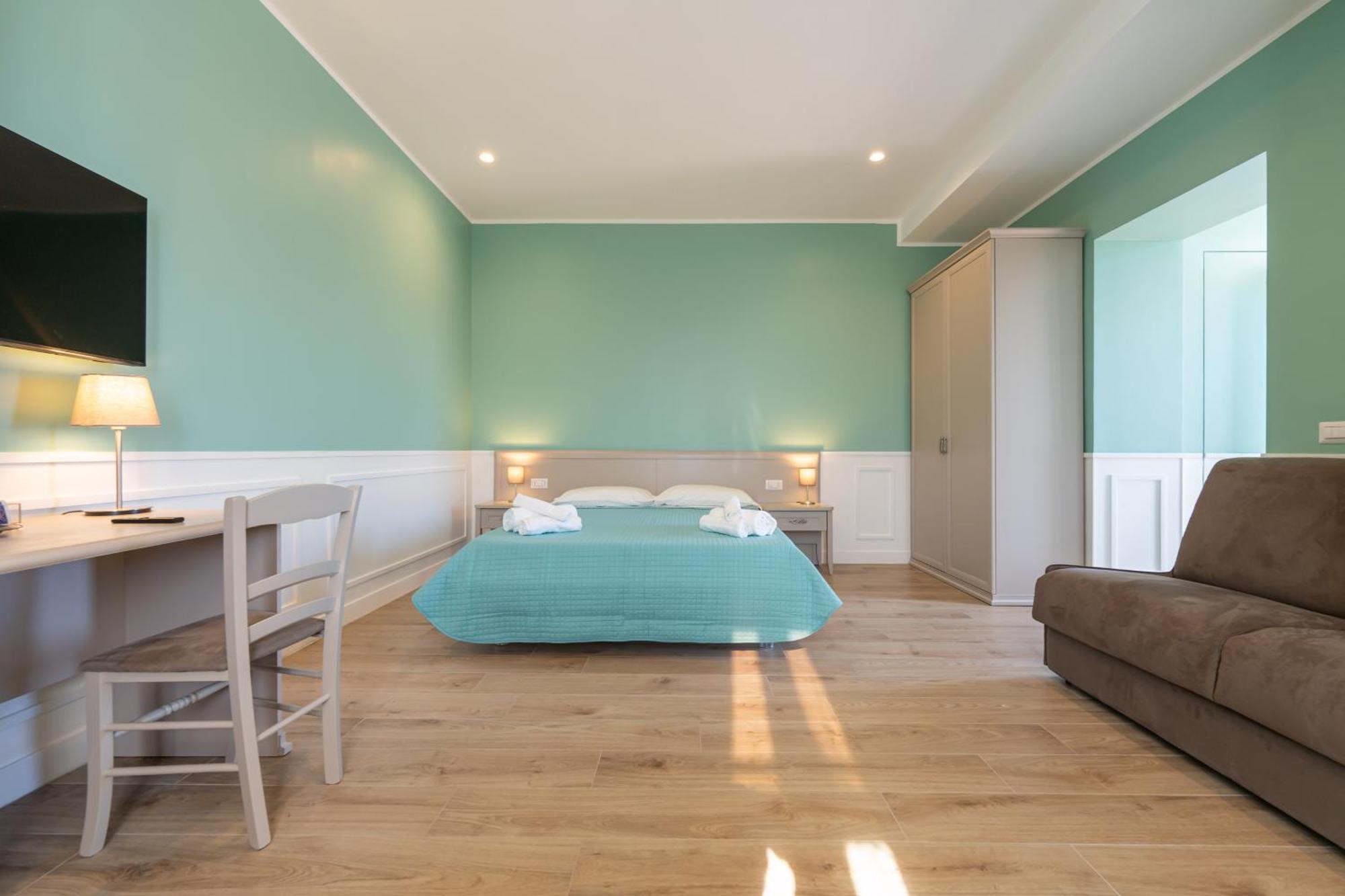 Daca Luxury Rooms Наполи Екстериор снимка